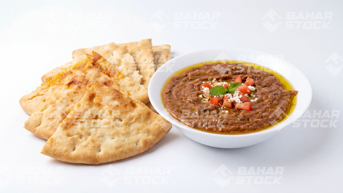 طبق فول مع قطع خبز - فول مدمّس