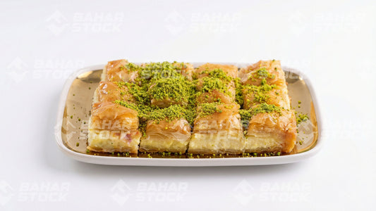 طبق حلويات عربية مع القشطة - نمّورة