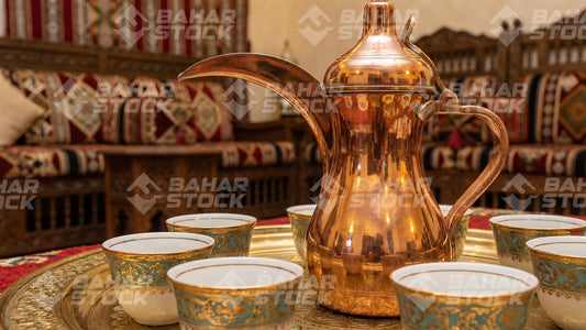 دلة قهوة عربية داخل مجلس عربي