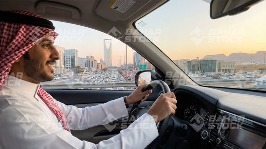 شاب يقود سيارته في شوارع الرياض