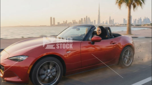 امرأة خليجية تقود سيارتها الرياضية