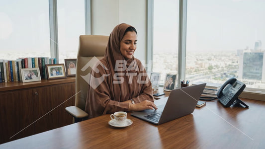 امرأة خليجية تعمل على اللاب توب