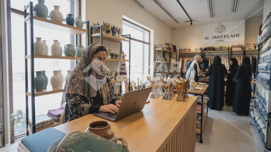 امرأة خليجية في متجرها الخاص